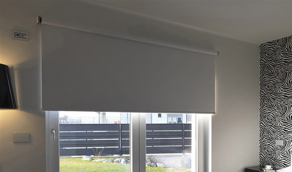 Estores opacos: 5 ventajas para que utilices estas cortinas