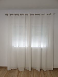 Cómo poner una barra de cortina sin taladrar?